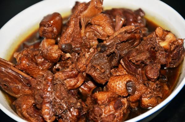  p data-id="gn7rw70e07">红烧仔鸭是一道由鸭子,油,蒜头等做成的美食