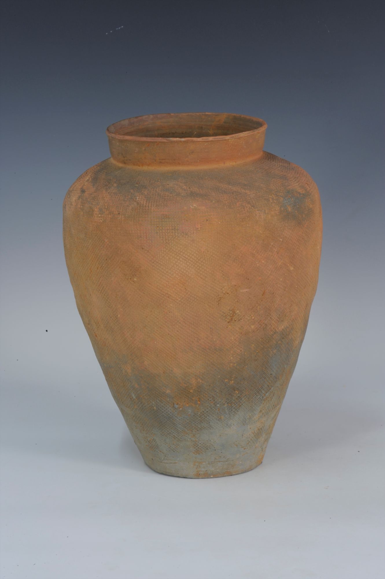  p>汉代布纹红陶壶是一件汉代陶器,收藏于海南省博物馆. /p>