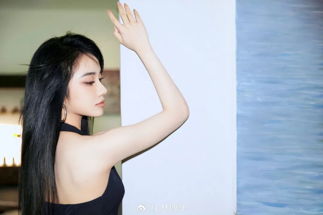 《坚如磐石》林博洋神秘风情太惊艳！漂亮谋女郎潜力十足_百科TA说