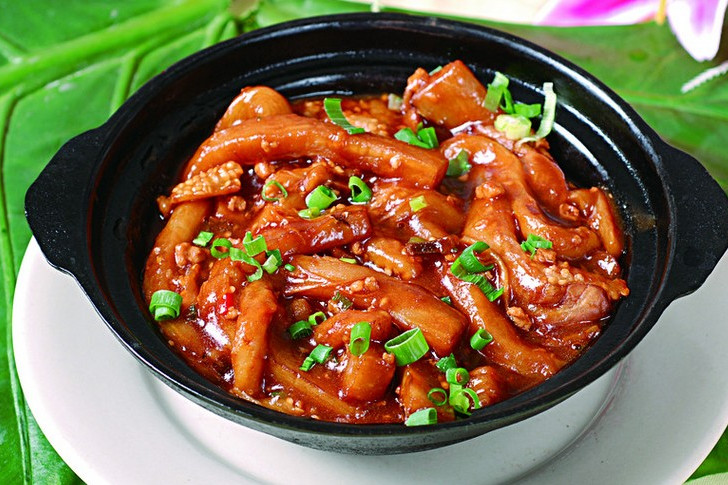  p>茄子煲是用茄子制作的一道家常菜,属于粤 a target="_blank" href=