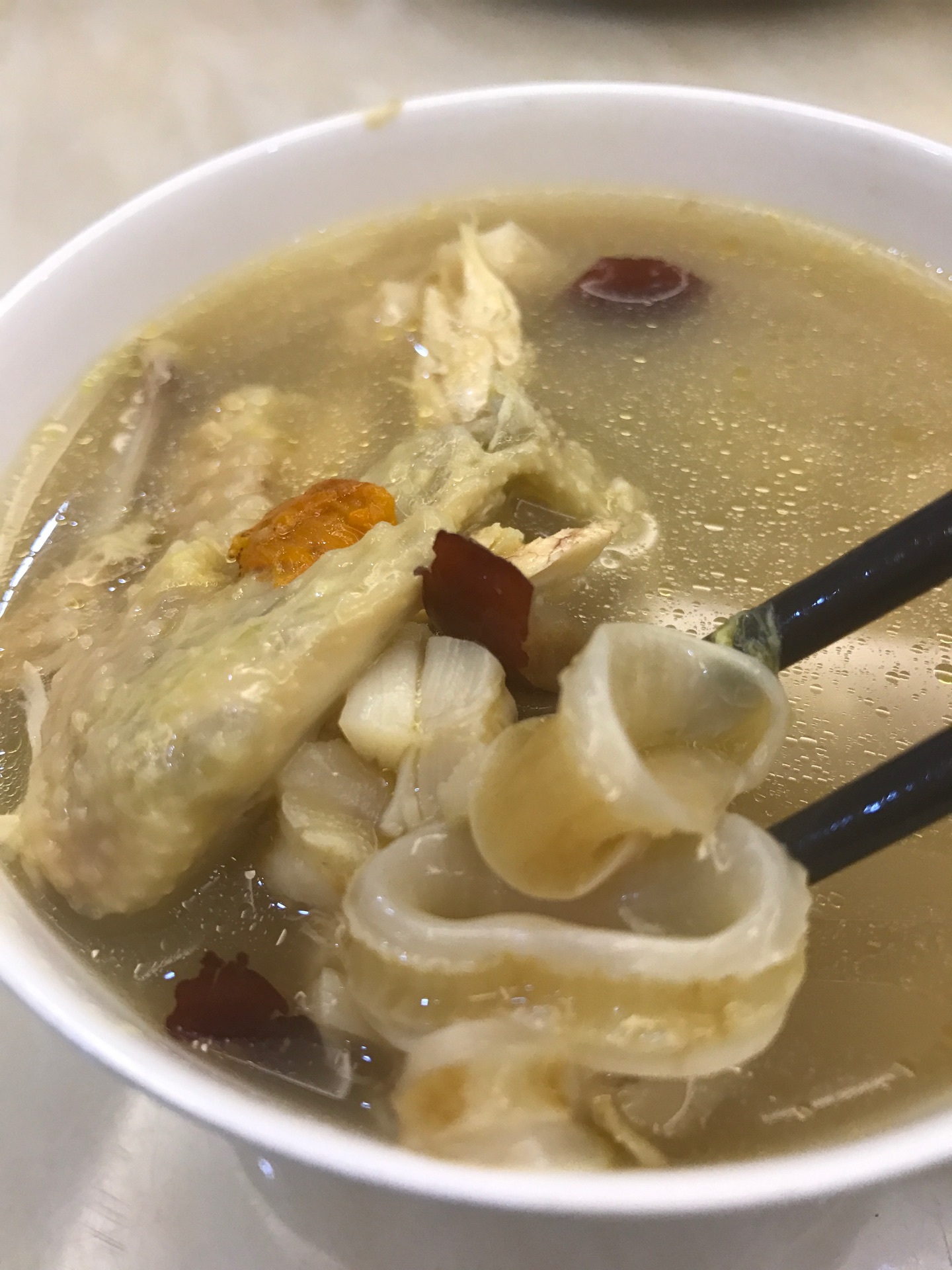  p>鱼胶炖鸡汤是一款汤品,制作原料主要有鱼胶,鸡腿和鸡翅等. /p>