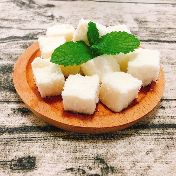  p>椰丝牛奶小方是以牛奶,玉米淀粉,黄油,炼乳,白砂糖,椰丝为原料制作