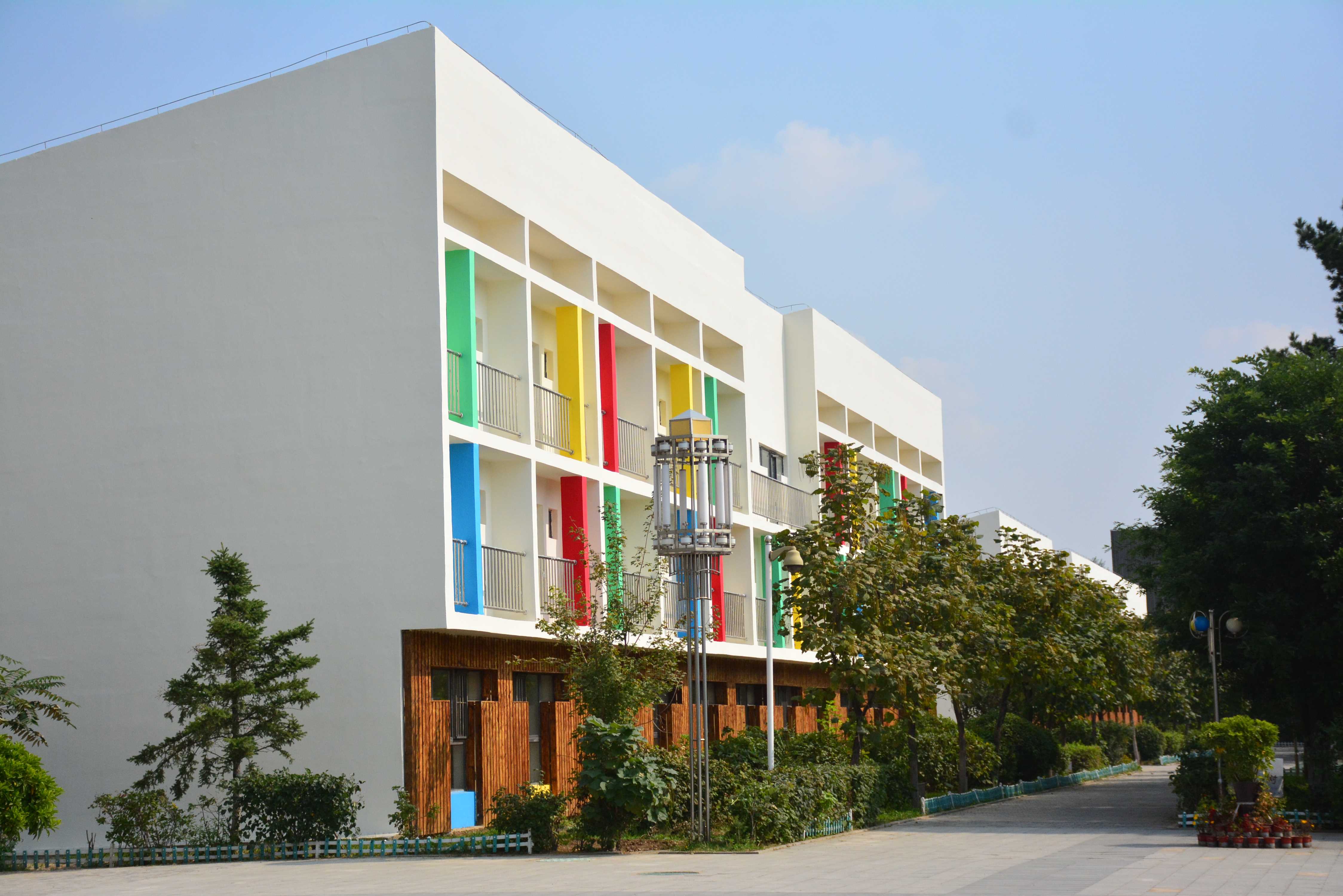  p>辽宁省孤儿学校(辽宁省光明学校)始建于1965年,是一所集九年义务
