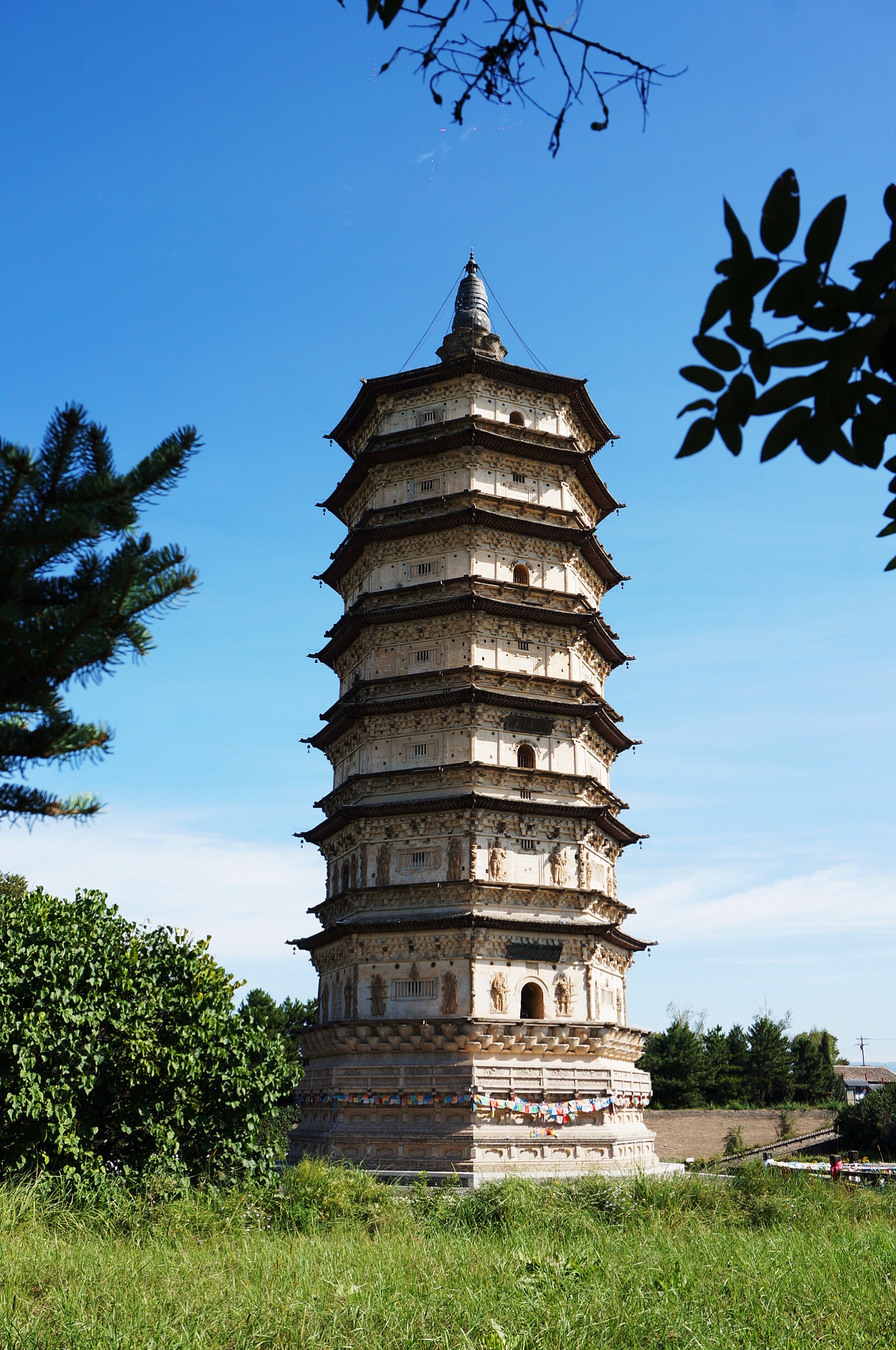 俗称"白塔",位于内蒙古自治区呼和浩特市赛罕区 a target="_blank"