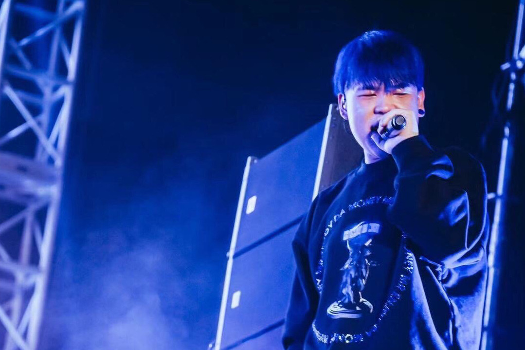  p>丁震(knowknow),别名dzknow,1996年5月3日出生于江苏省南京市,中国