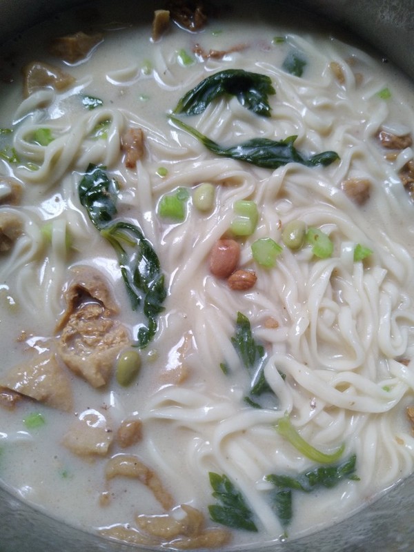  p>绿豆浆面条是一道河南特色小吃,主要食材有面条,绿豆浆,油,盐,花生