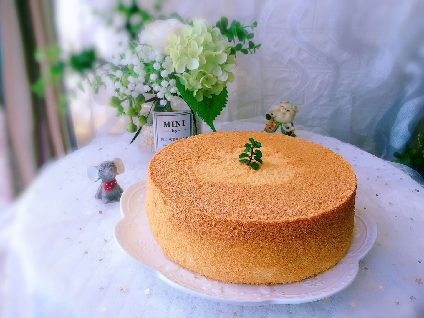  p data-id="gnwo4dqjdo">戚风蛋糕组织膨松,水分含量高,味道清淡不腻