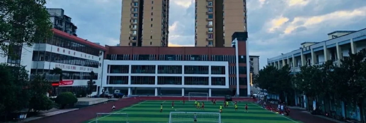 lemmaid="2094111">株洲市 /a>茨菇塘职工子弟小学在暑假期间筹建,于