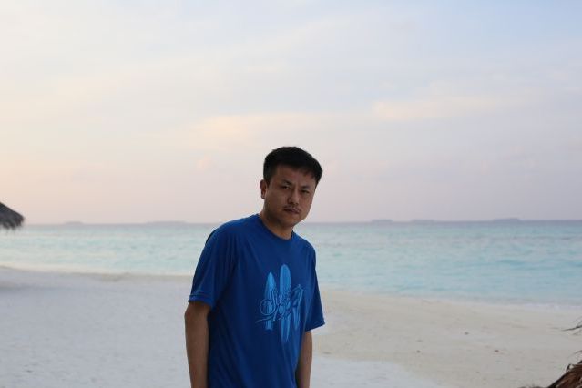 秦琦,男,是一位艺术家.