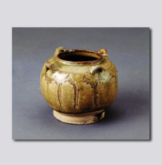 湘阴窑青釉莲瓣纹四系罐