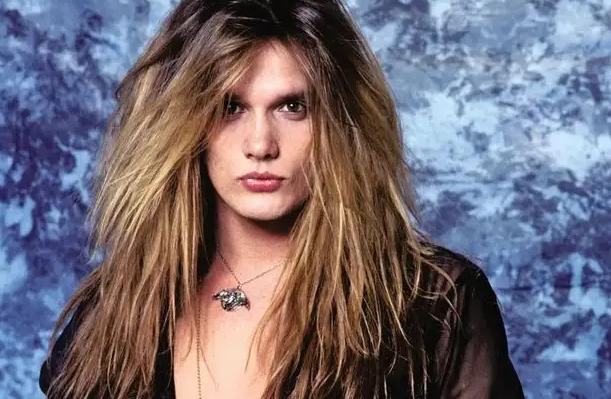 data-lemmaid="6710858">重金属 /a>歌手,美国摇滚乐队穷街的前主唱