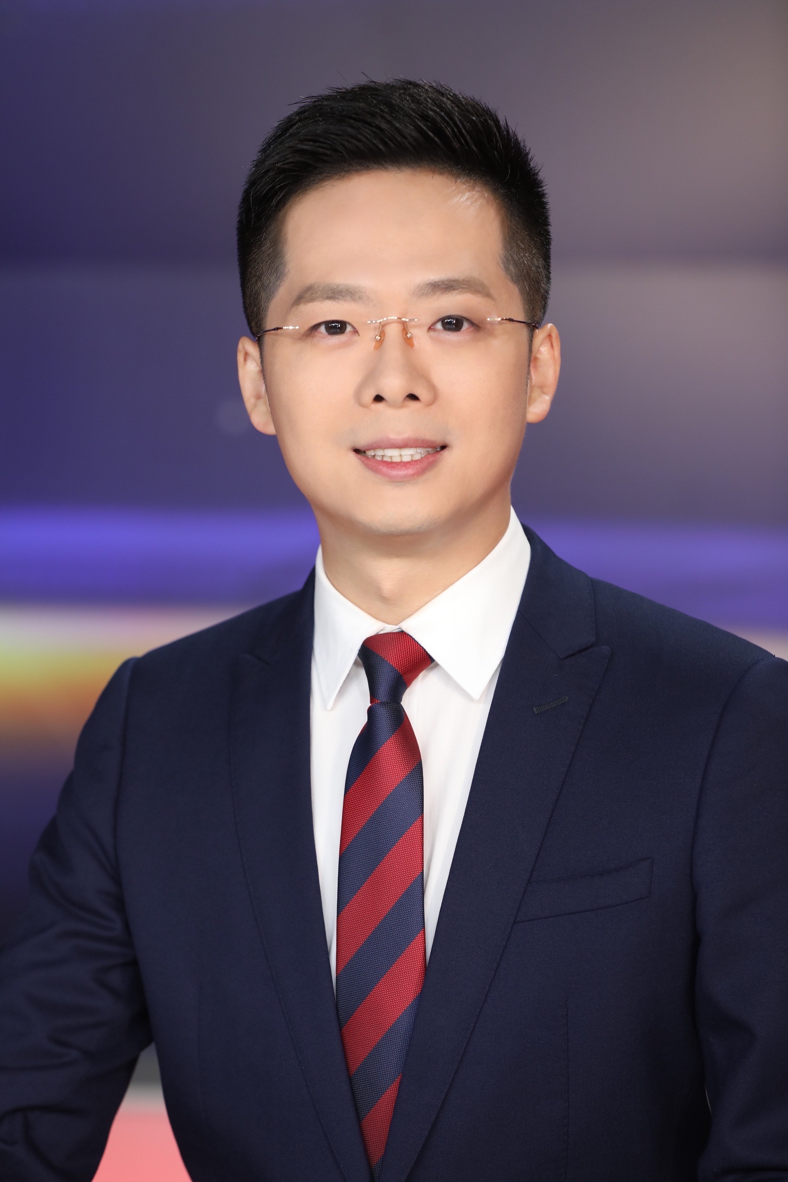 p>李征,江西卫视《江西新闻联播》主持人,一级播音员.