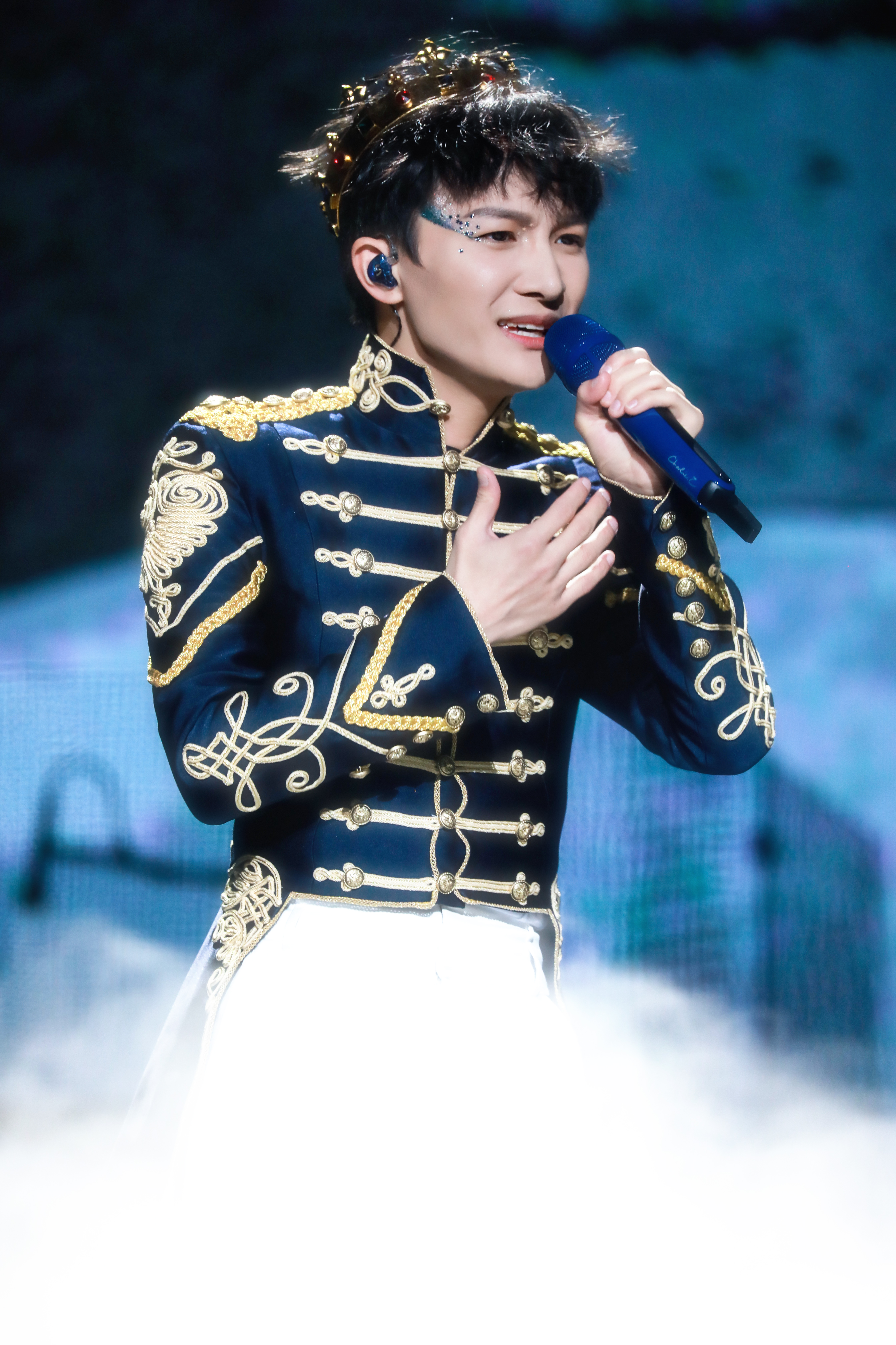  p>周深,1992年9月29日出生于湖南邵阳,长于贵州贵阳,中国内地男歌手