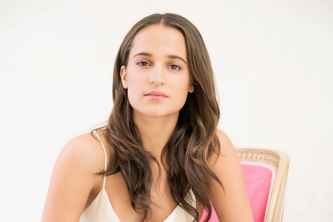  p>艾丽西亚·维坎德 i>(alicia vikander) /i>,1988年10月3日出生于