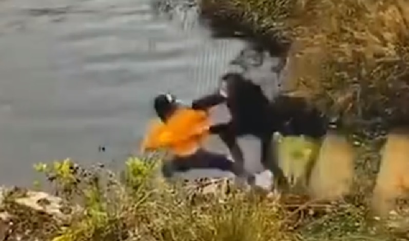江苏省南京市溧水区无想寺水库,一名女子将同行女子推下水时,两人一同