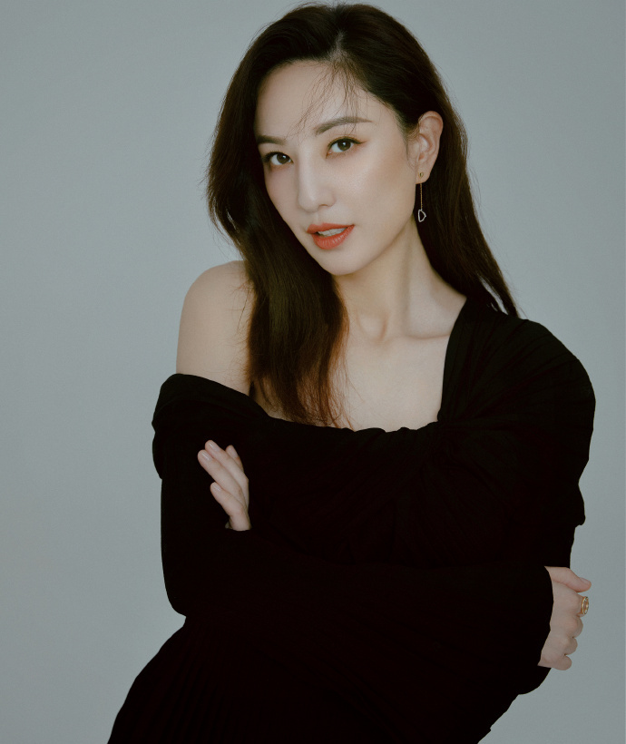  p>郑希怡,1981年9月6日出生于上海市,中国香港女歌手,演员, a target