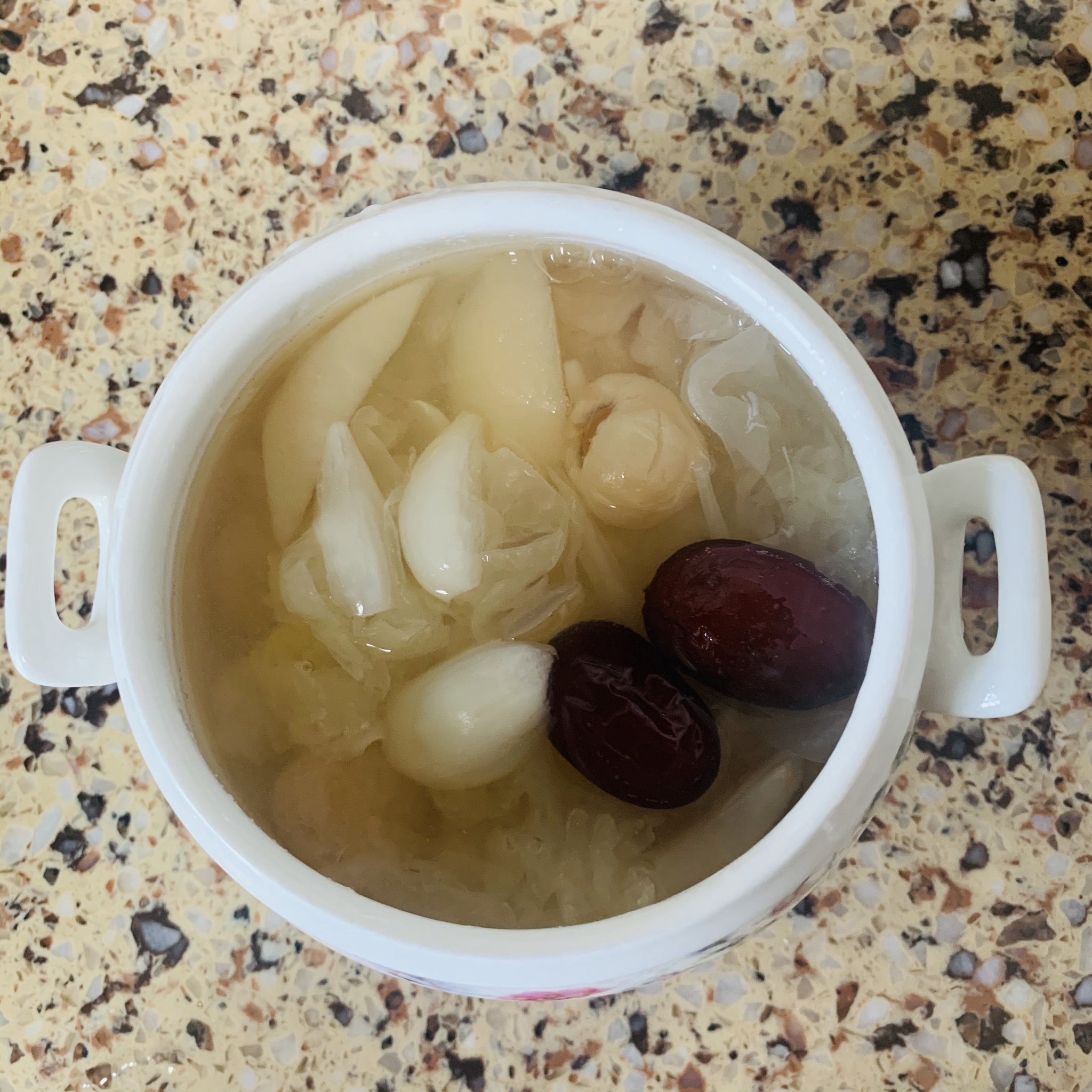  p data-id="gn6ou37i4m">秋梨百合银耳羹是一道中国民间传统家庭美食