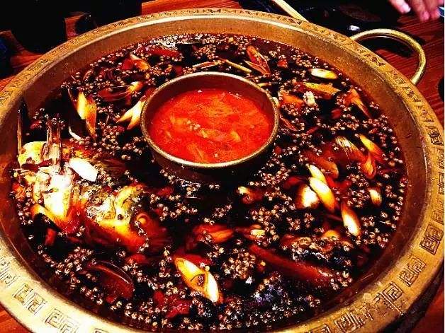  p data-id="gnwg4iuth0">重庆火锅美妙诱人之处,在其色,香,味,其中色