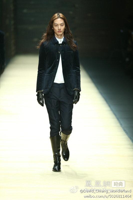  /p> p>2010年,参与男装秋冬系列的发布会.2011年,现身t台dior homme.