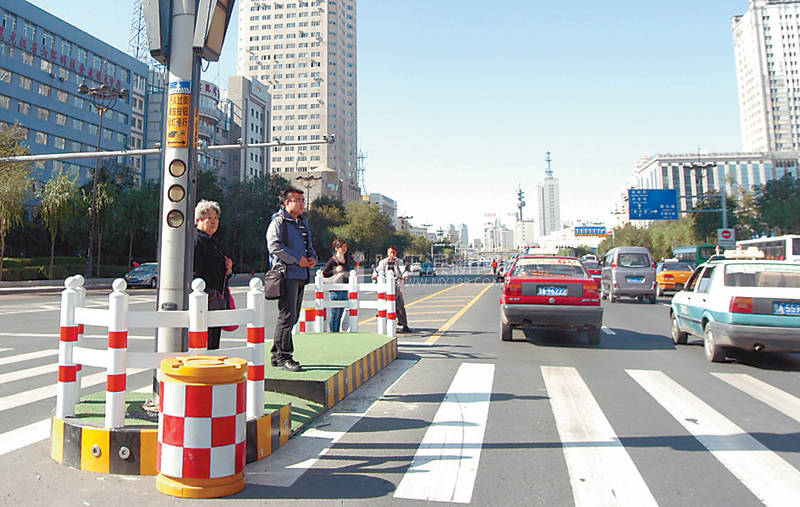  p>安全岛是一种安装在斑马线上的安全装置,与斑马线长度相当,两端还