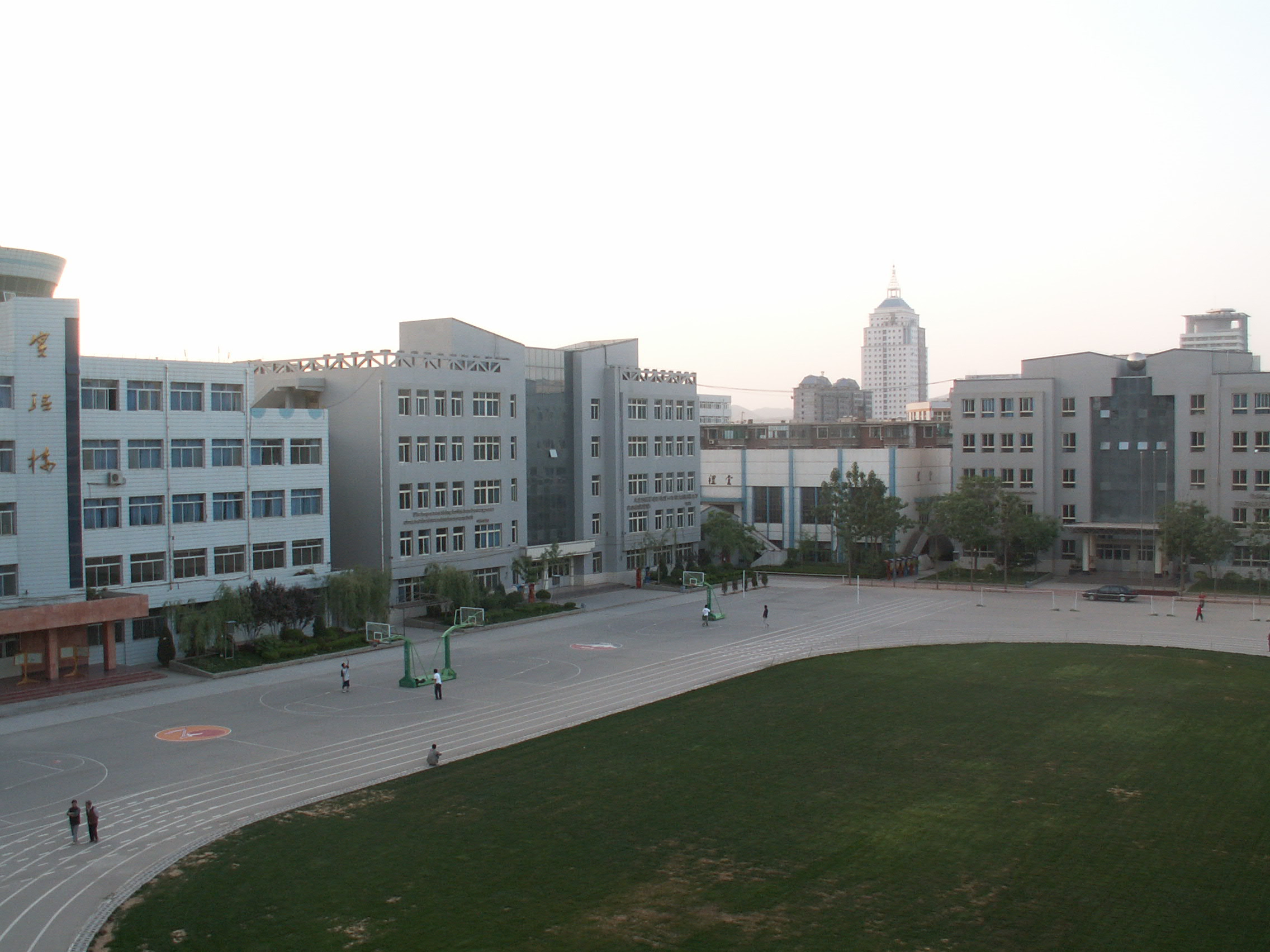  p>兰州七中始建于1944年,有37个教学班,在校学生2000多人的完全中学.