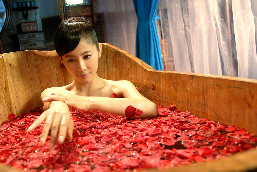  p>李芯逸(li xinyi),又名李彤,1978年4月30日出生于中国北京,中国