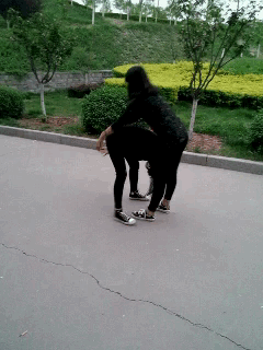  p>翻跟头亲亲是指在gif快手上兴起的晒图模仿秀热潮,由于其搞笑的