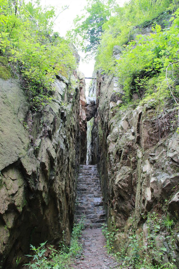  p>九天山,位于秦岭南麓 a target="_blank" href="/item/柞水县