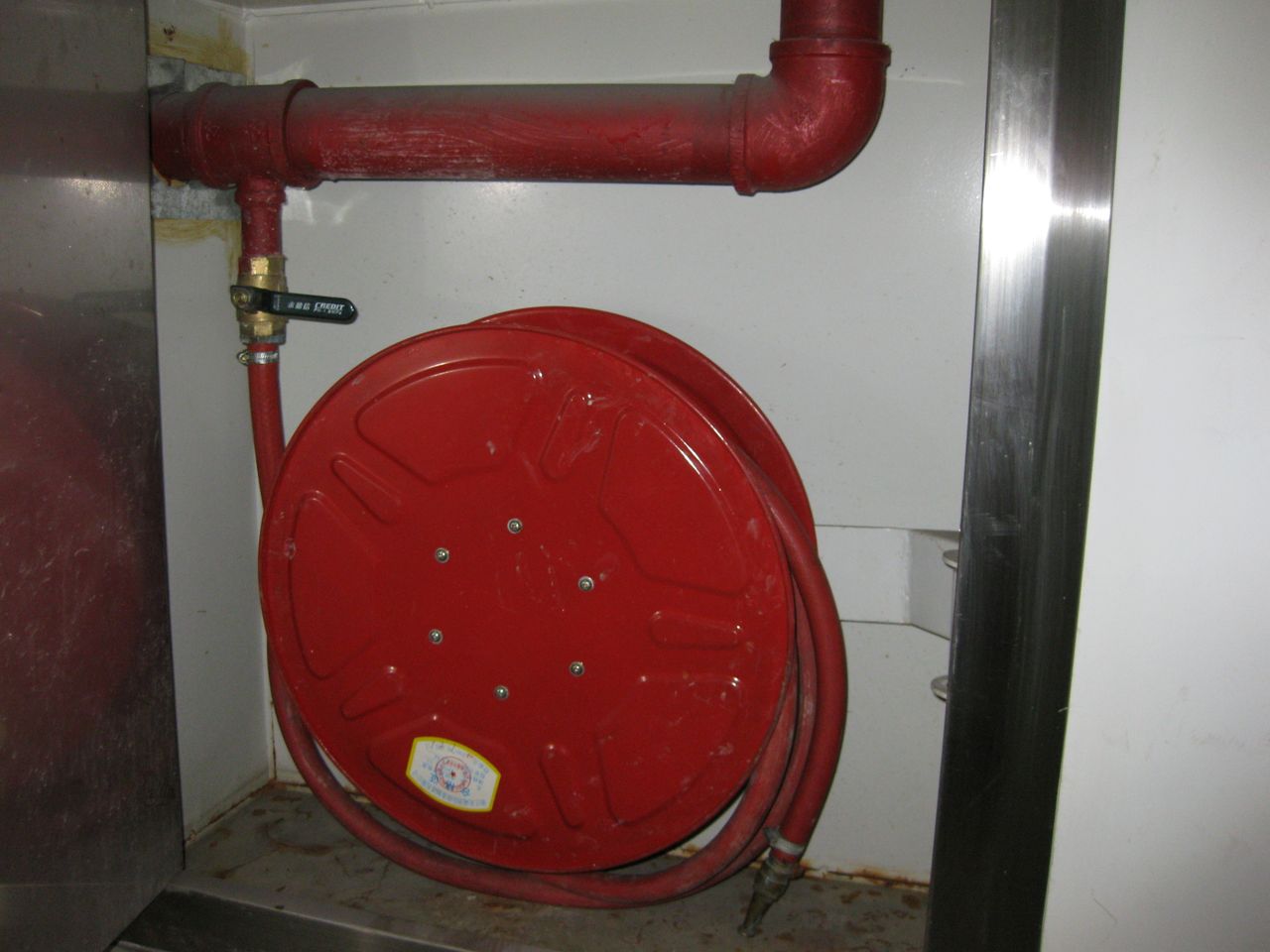  p>又称自救卷盘.消防水喉设备为直径25mm的小口径自救式消火栓设备.