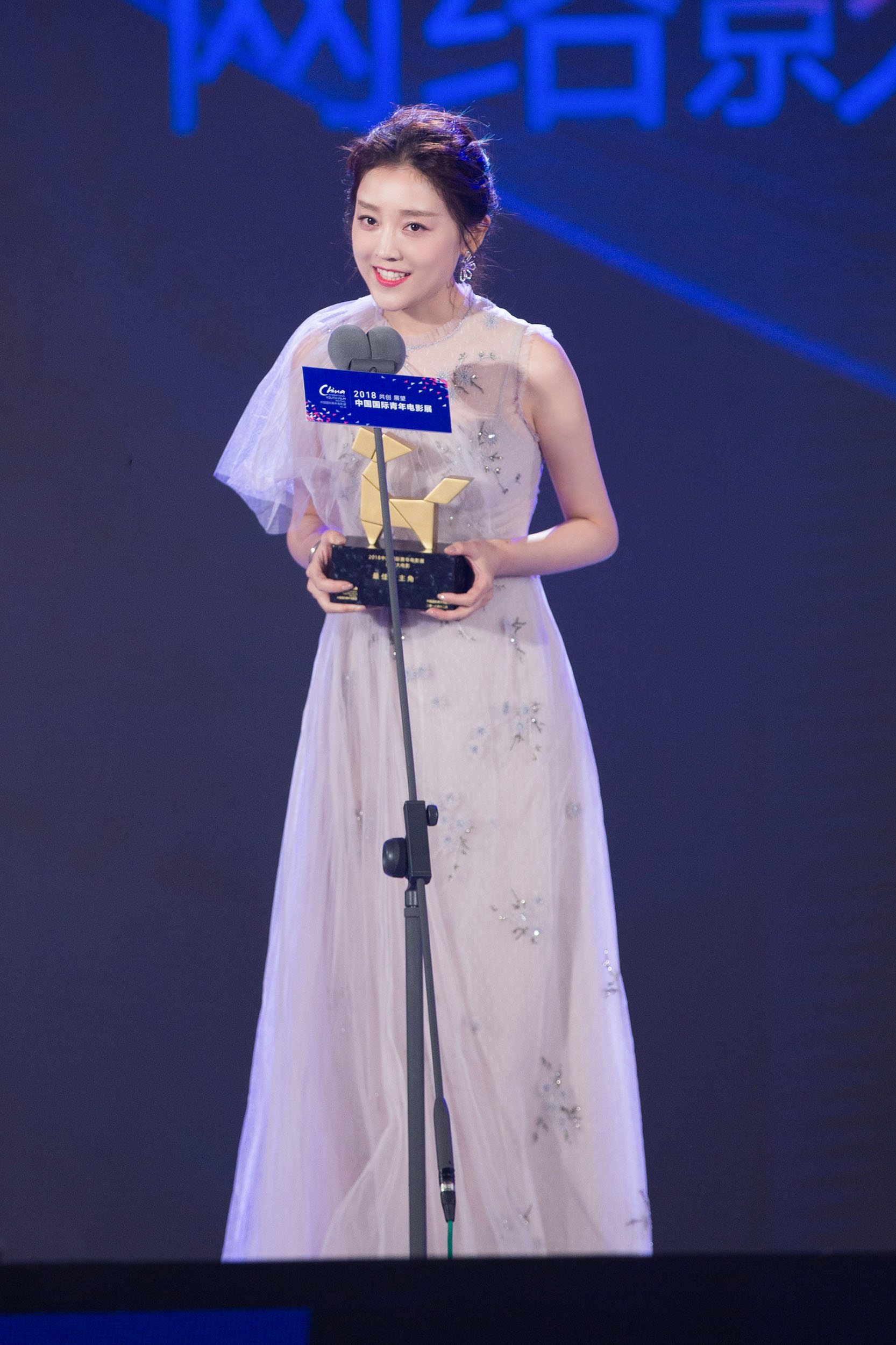  p data-id="gnx2qpxkjc">何花,5月19日出生于湖北省十堰市,中国内地