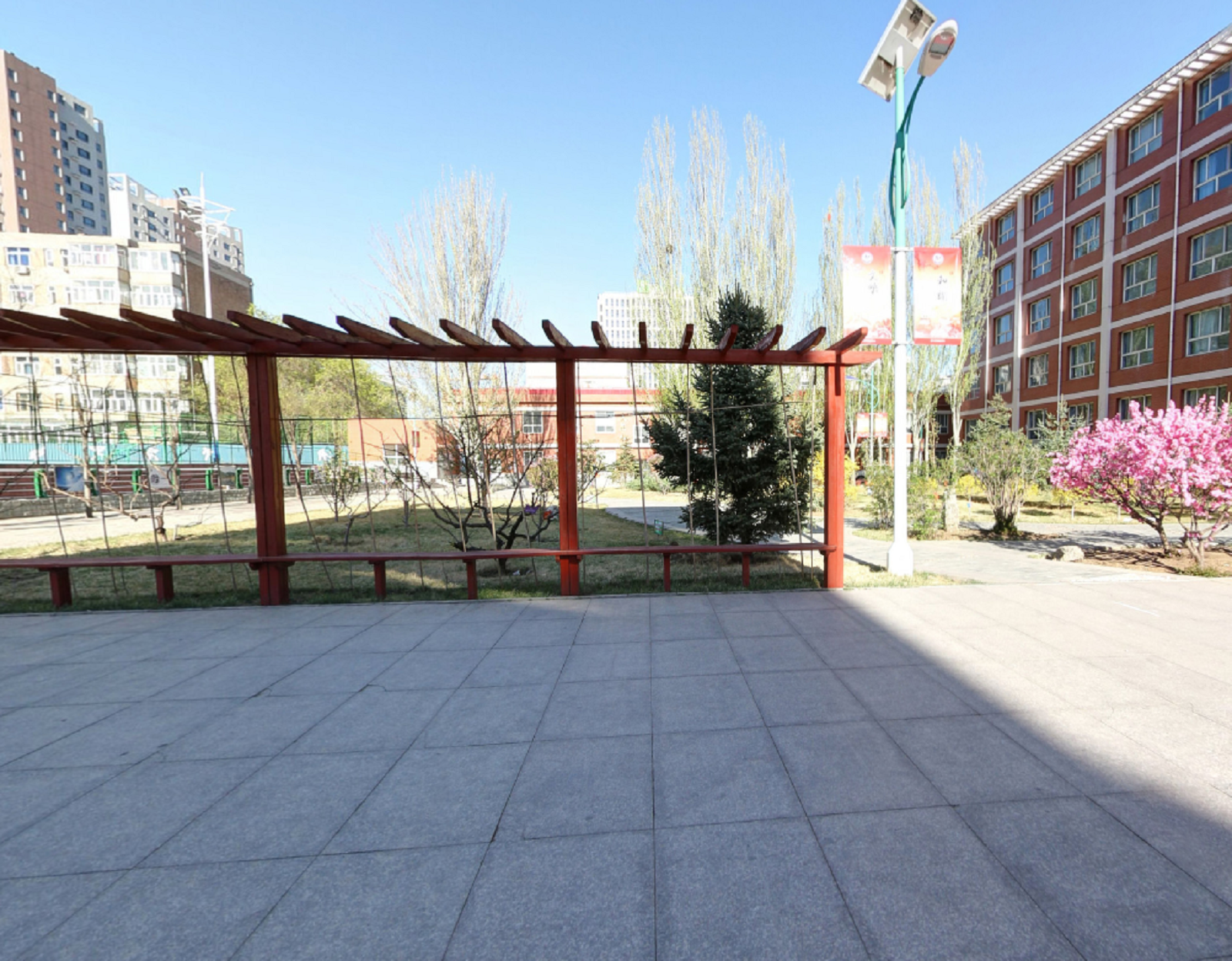  p>张家口市第七中学曾经地处东山脚下,陵园路旁,始建于一九六二年