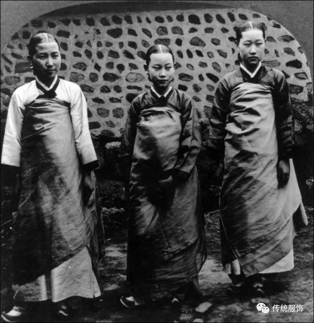 朝韩的「露乳装」究竟是怎么回事？_百科TA说