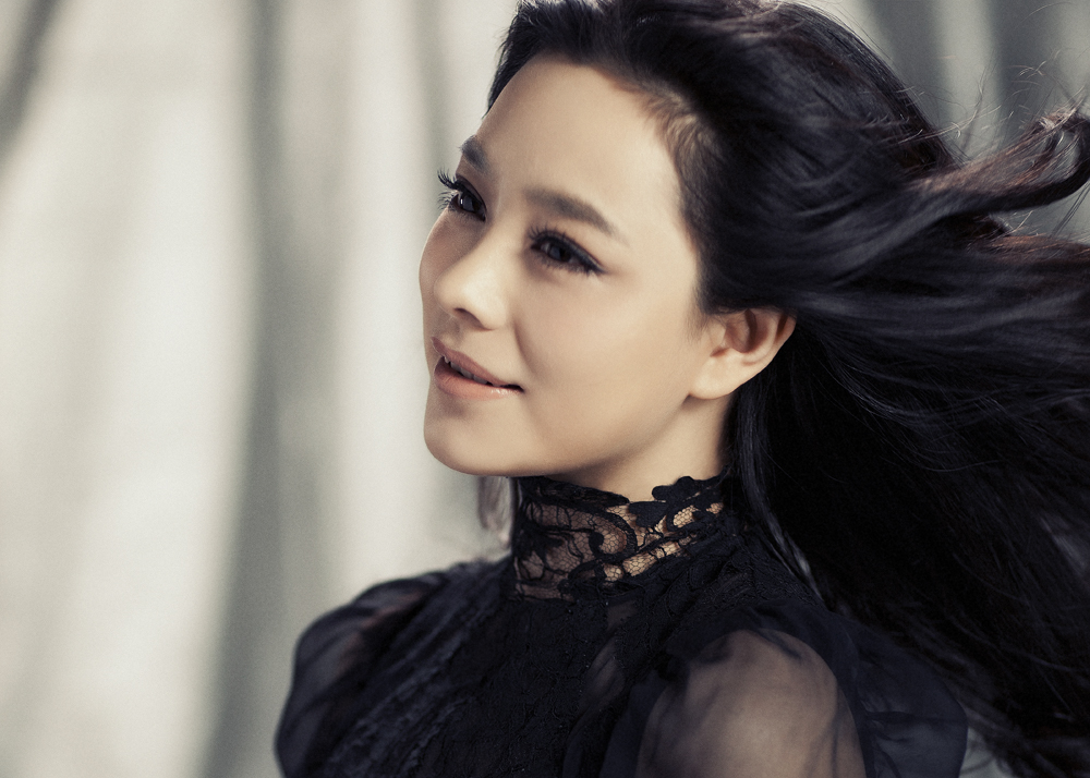 ">钟丽燕,1983年11月12日出生于浙江省嘉兴市,中国内地女中音歌唱演员