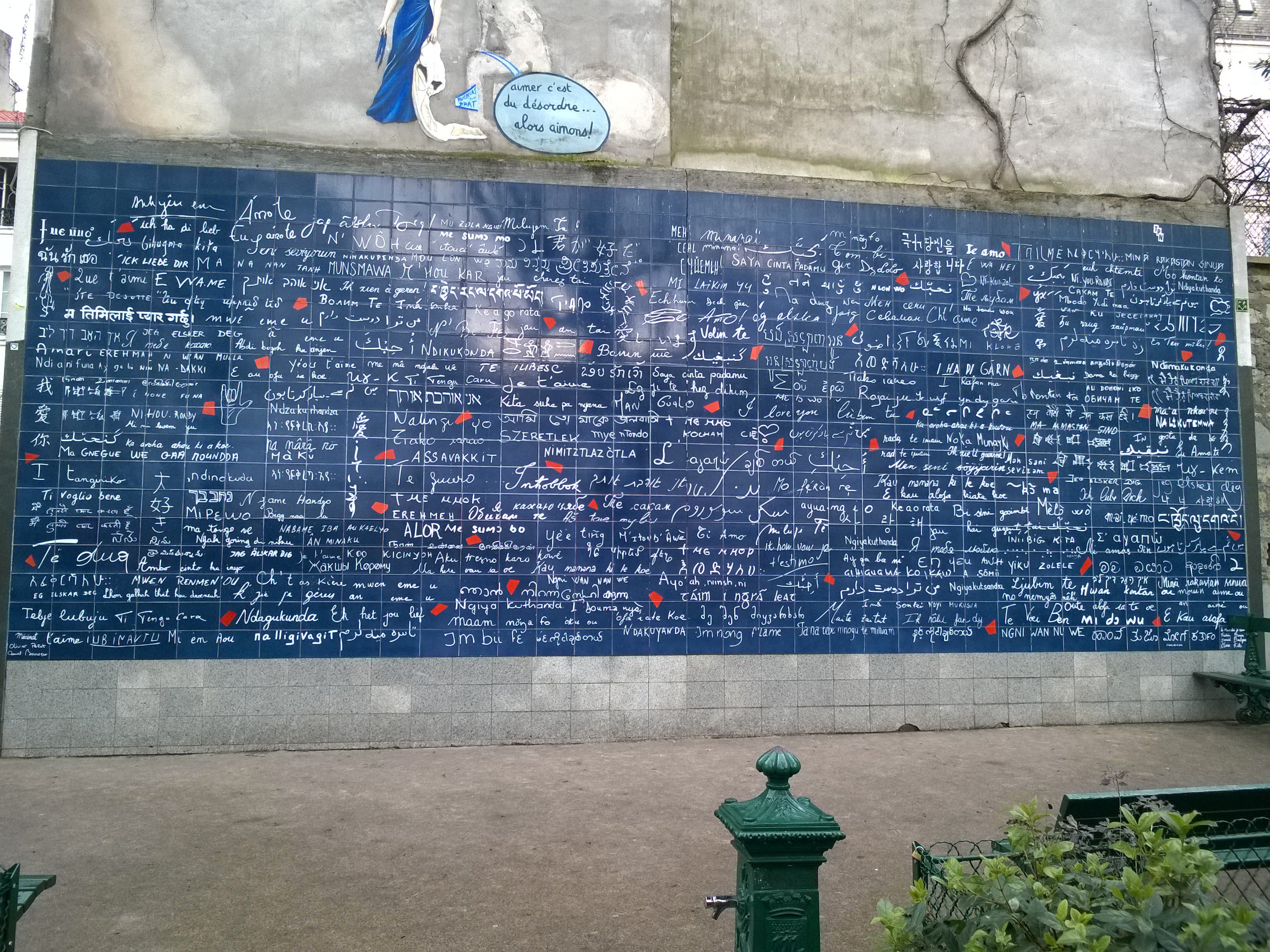  p>爱墙建立于2001年2月14日,地点在法国巴黎的蒙马特高地.