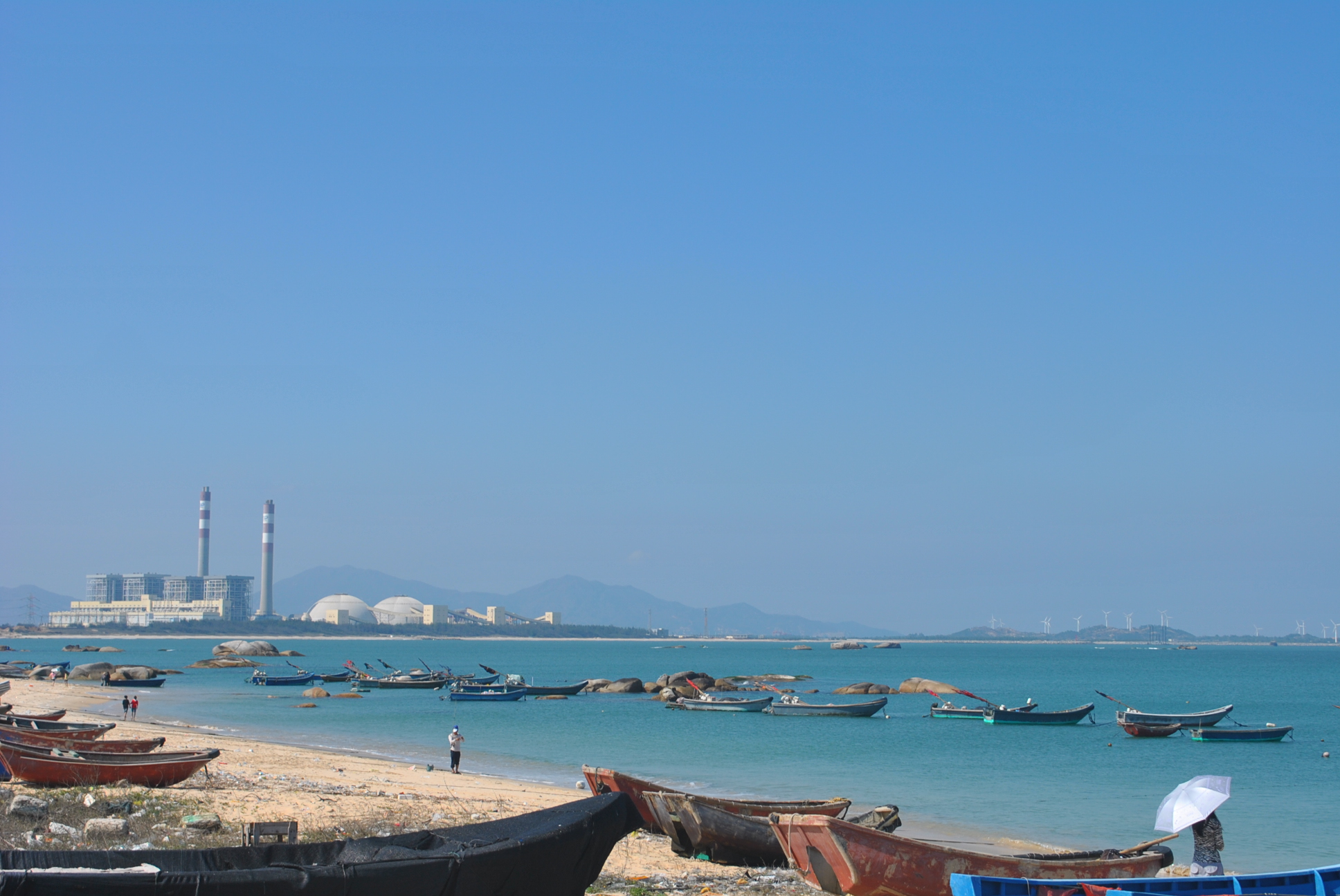 汕尾市沿海一个半封闭的海湾,距 a target="_blank" href="/item/深圳