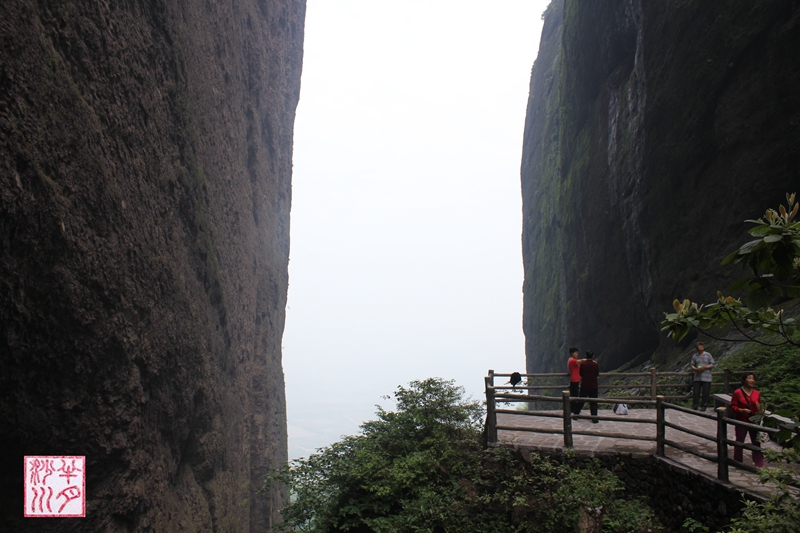  p data-id="go0oh6mlfp">一线天,是我国名山奇峰中常有的石景,因两壁