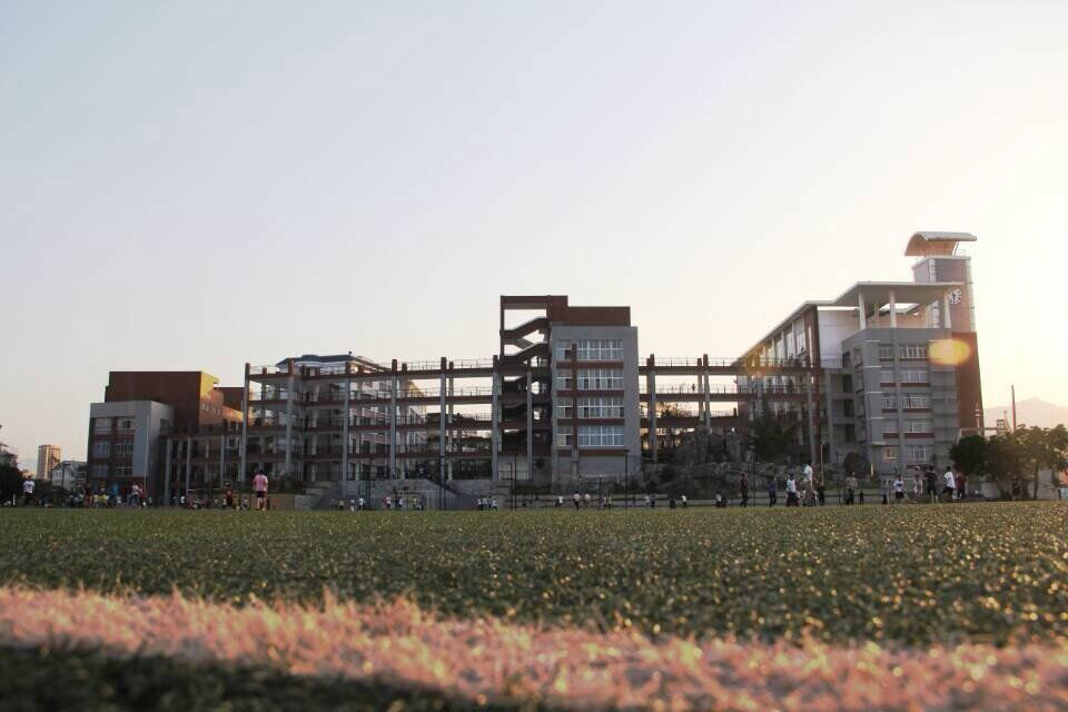 5 middle school) ,简称"莆田五中",是福建省一级达标高级中学.