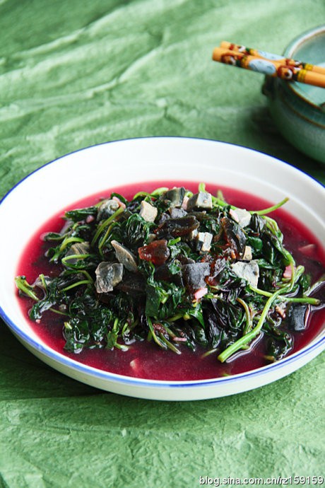  p>皮蛋炒红苋是以红苋菜,皮蛋为主料的菜品. /p>