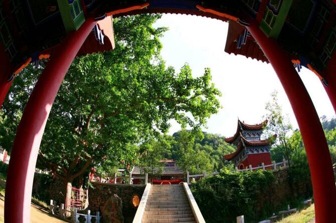  p>梅州禅林寺坐落于广东省 a target="_blank" href="/item/梅州市