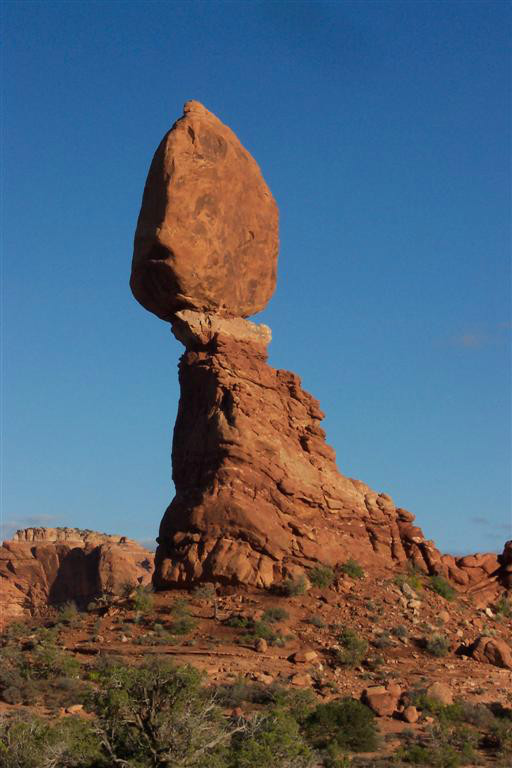 坐落在犹他州格兰德县拱门国家公园内,平衡石景点接近公园主公路,距