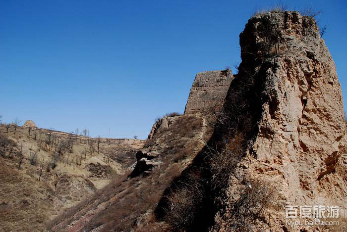 位于陕西省府谷县,因居孤山川北侧山坡之上,故得名.