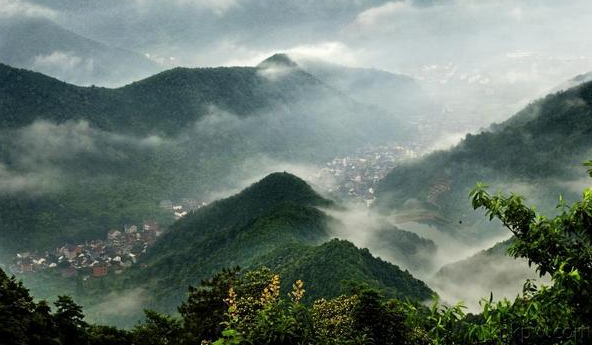  p>安顶山,古代名"庵顶山",因山腰建有"大西庵"而得名,坐落于富春江