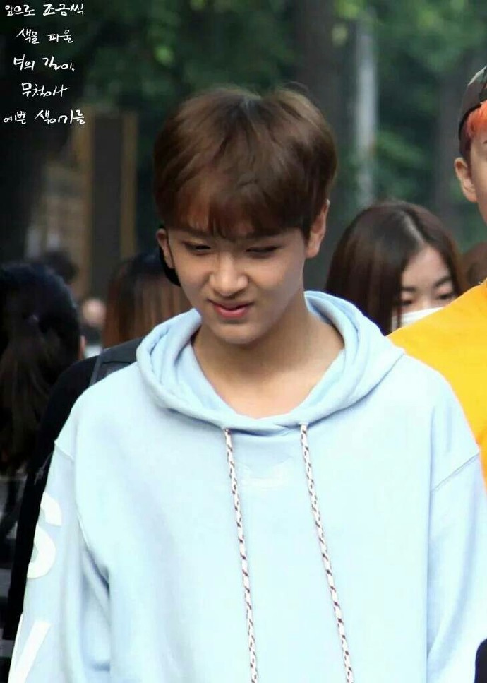  p data-id="gns08mzu3a">李东赫,艺名楷灿,2000年6月6日出生于首尔