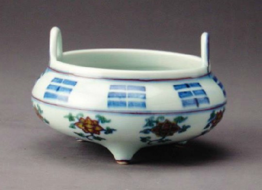 斗彩折枝花卉纹三足炉