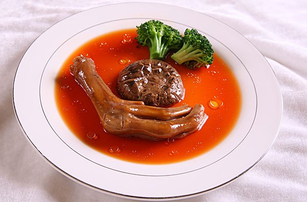  p>鲍汁花菇扣鹅掌是广东省传统的地方名菜,属于粤菜系.