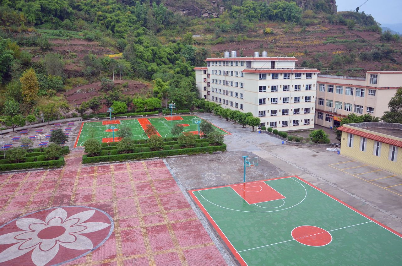 开县中和中学建校于1958年,1988年被批准为高完中,正式命名为"四川省