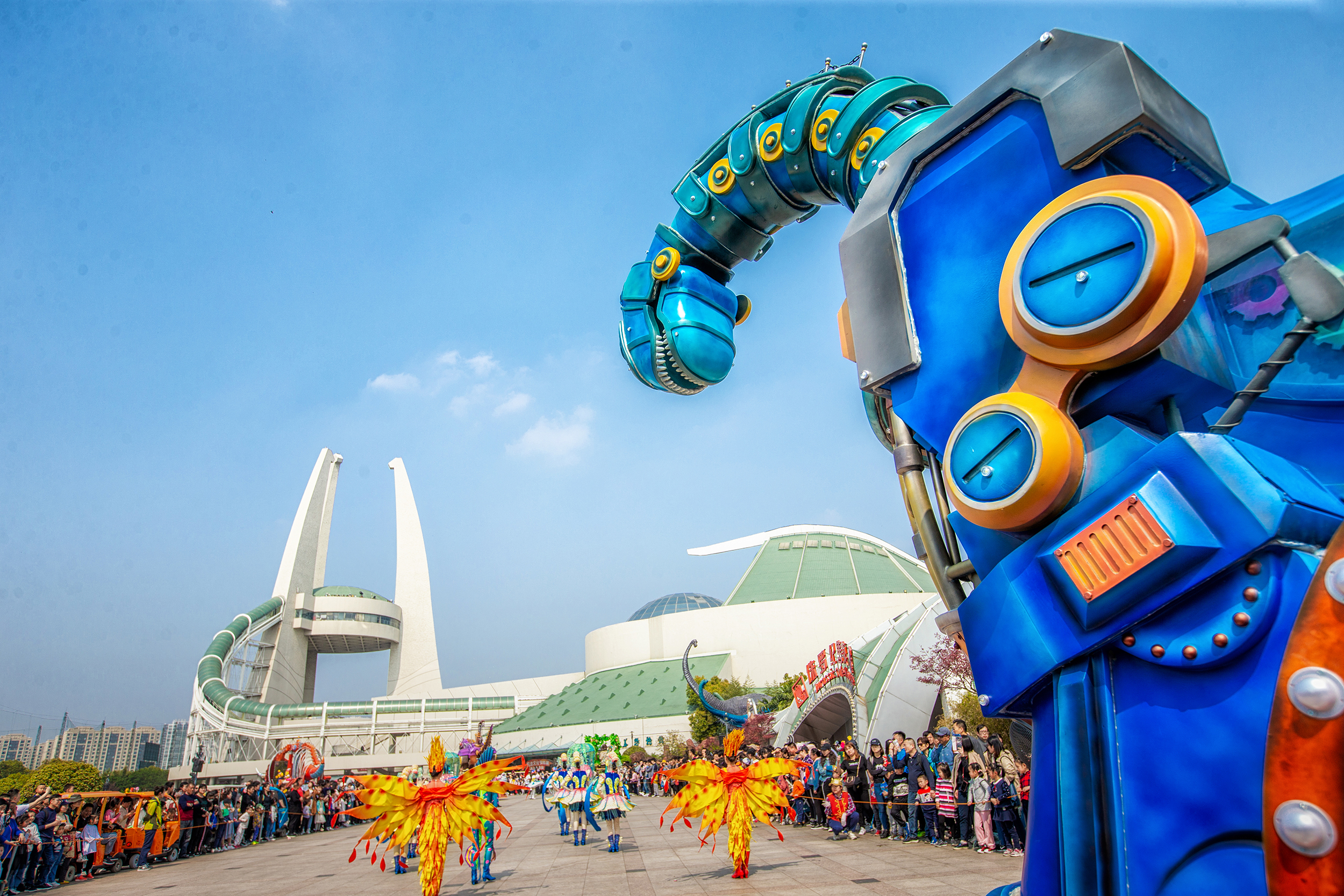 游乐,演艺,住宿,购物于一体的一站式旅游度假区,有"东方侏罗纪"之称