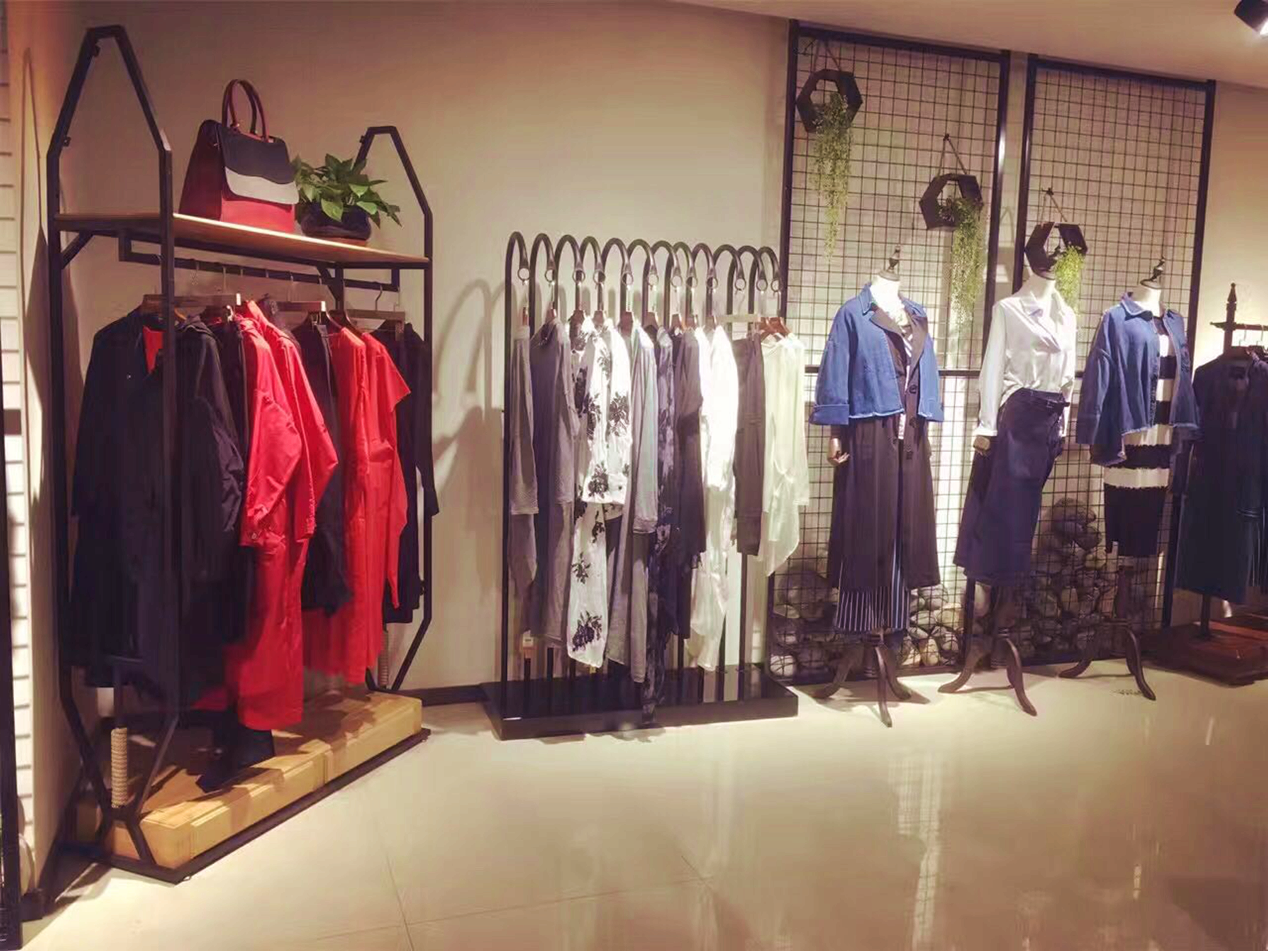 日播服饰有限公司">杭州日播服饰有限公司 /a>旗下轻奢时尚女装品牌