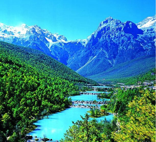 蓝月谷风景区(蓝月谷风景区海拔多少)