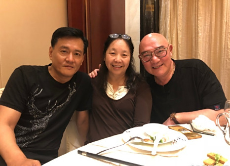 和好友演员王绘春等于2018年